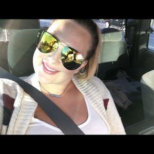 Meet your Posher, Alicia